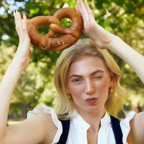 Brezel Necklace von Calior Jewelry – vergoldete Halskette aus Edelstahl, Glücksbringer Schmuckstück, handgefertigt, wasserfest