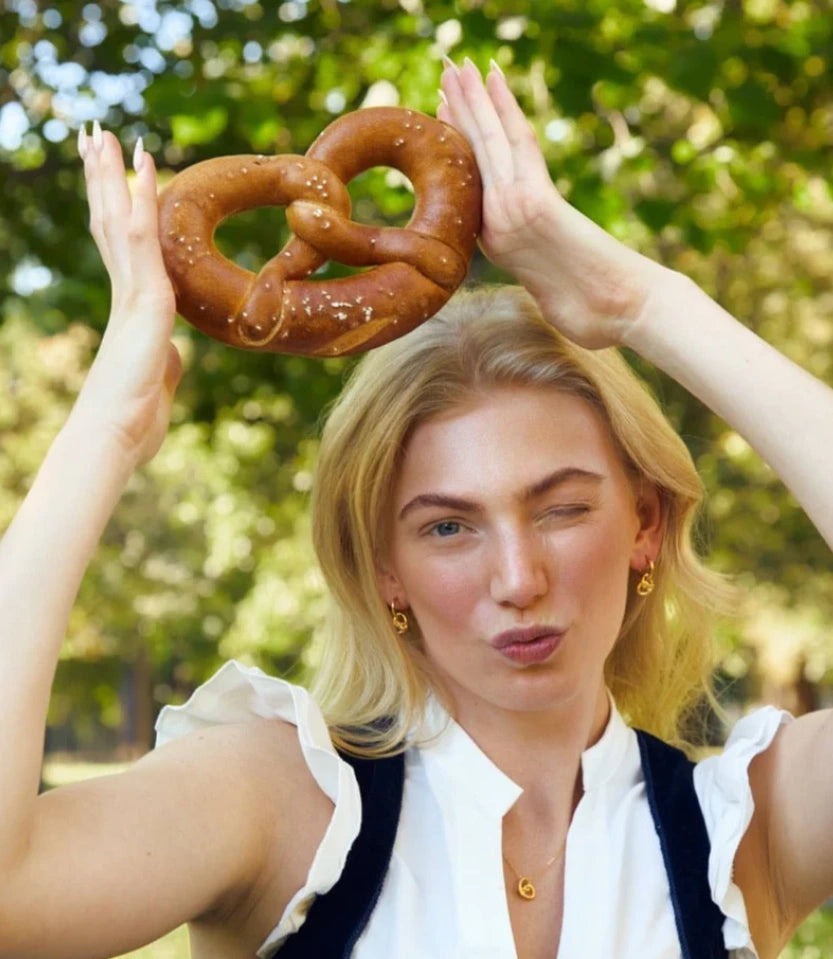 Brezel Necklace von Calior Jewelry – vergoldete Halskette aus Edelstahl, Glücksbringer Schmuckstück, handgefertigt, wasserfest