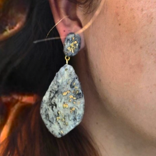 Schaudium: Kreative Kunstwerke und einzigartiger, wasserabweisender Papierschmuck, der wie Stein oder Marmor aussieht.