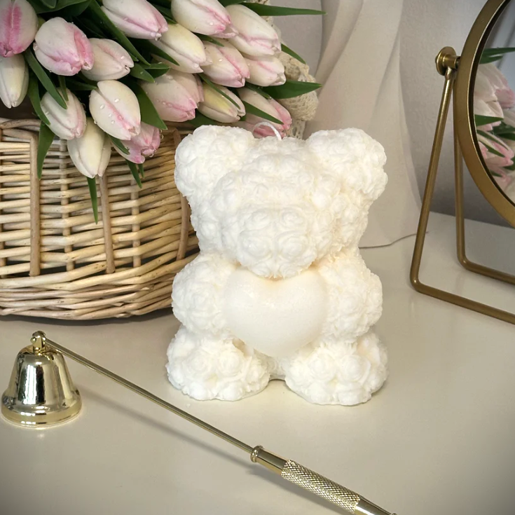 Teddy Bear Duftkerze von Szari Atelier, handgefertigt aus veganem Raps- und Kokoswachs, wähle zwischen Dark Love, Elastic Heart und Pure Garden, inklusive Premium Streichhölzer.