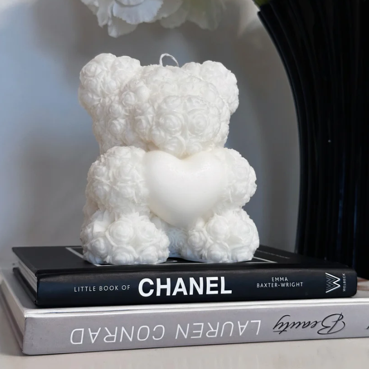 Teddy Bear Duftkerze von Szari Atelier, handgefertigt aus veganem Raps- und Kokoswachs, wähle zwischen Dark Love, Elastic Heart und Pure Garden, inklusive Premium Streichhölzer.