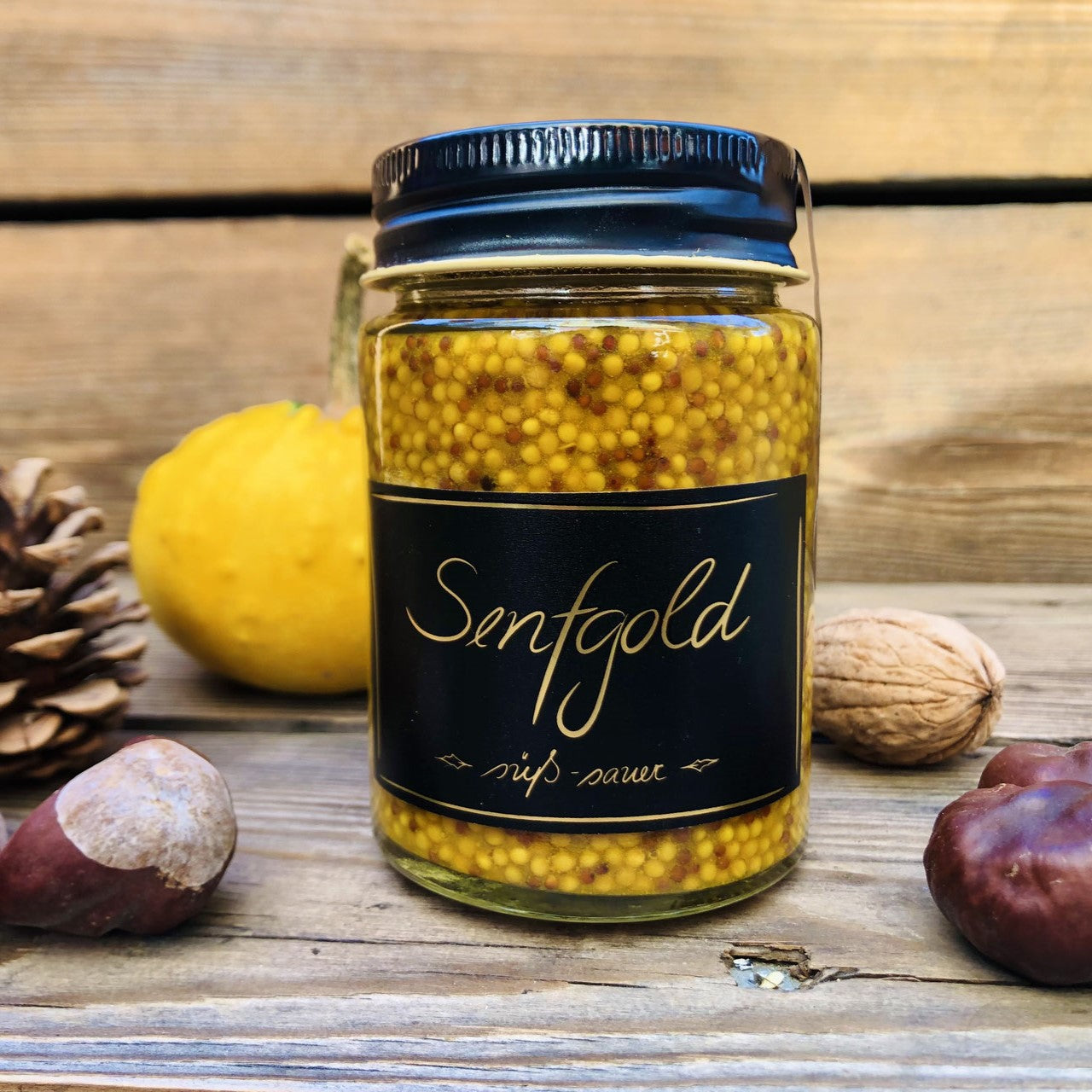 Senfgold – handgemachter, fermentierter Senf aus Vorarlberg. Erhältlich in Curry und Süßsauer, perfekt für Käseplatten, Salate und mehr. Ein einzigartiger Genuss, hergestellt mit Liebe und regionalen Zutaten.