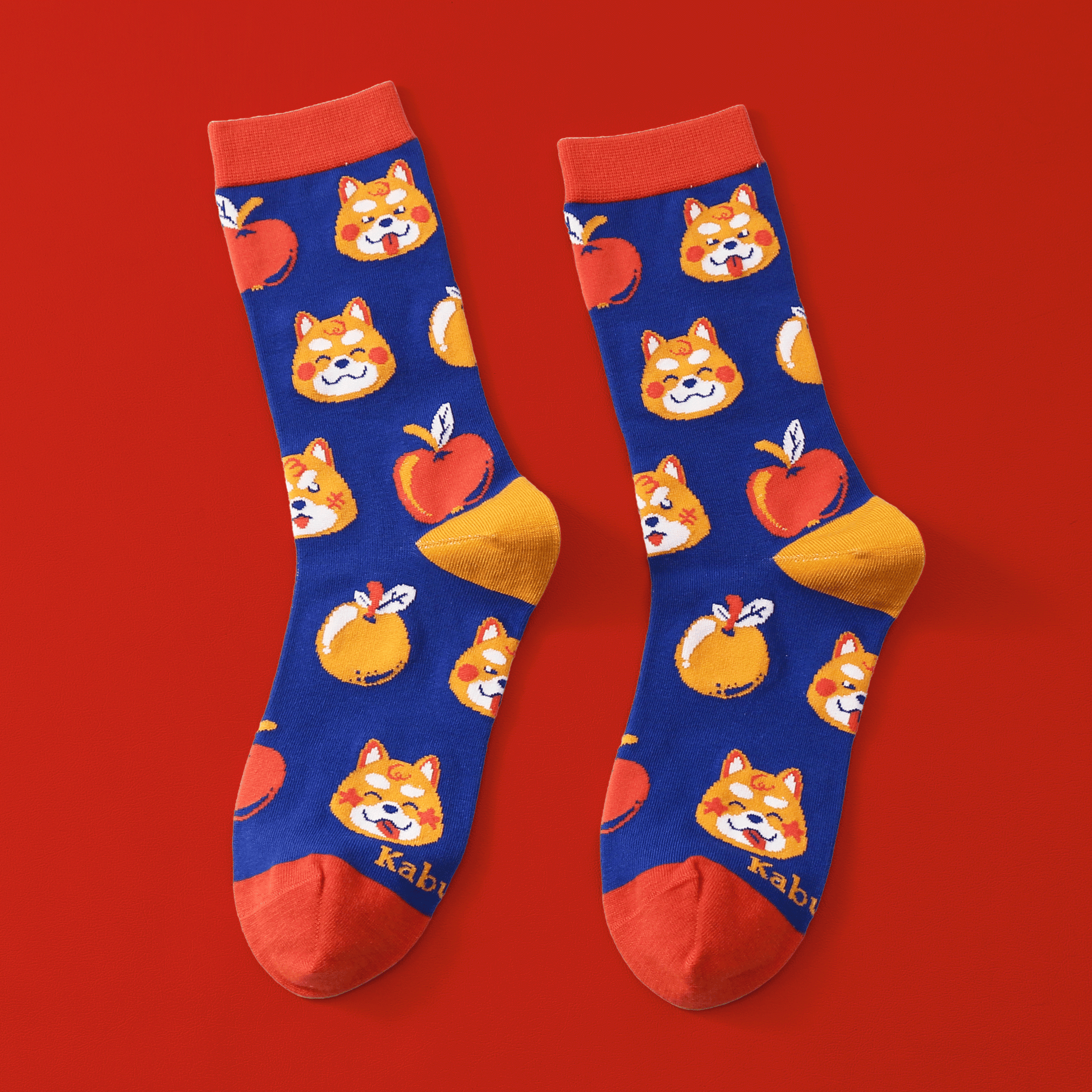 Apple Shiba Baumwollsocken – Komfortable und stilvolle Socken mit niedlichen Shiba Inu und Apfel-Motiven. Größen EU 37–43 und EU 45–48 (Slim Fit). Dreizack Wien.
