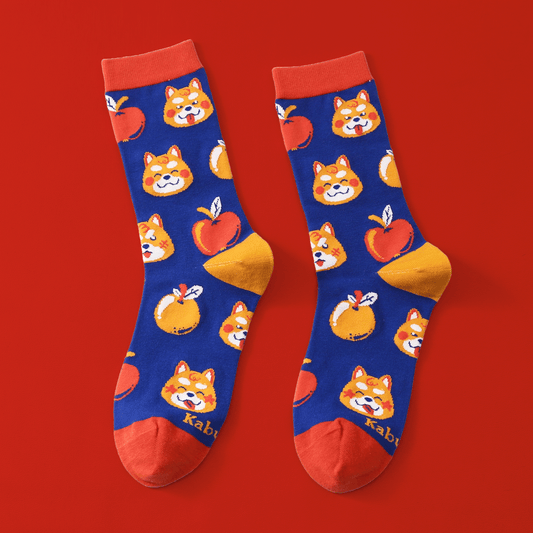 Apple Shiba Baumwollsocken – Komfortable und stilvolle Socken mit niedlichen Shiba Inu und Apfel-Motiven. Größen EU 37–43 und EU 45–48 (Slim Fit). Dreizack Wien.