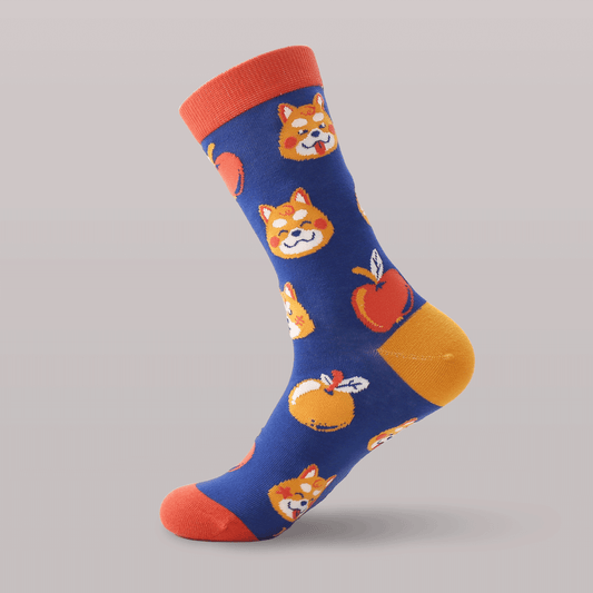 Apple Shiba Baumwollsocken – Komfortable und stilvolle Socken mit niedlichen Shiba Inu und Apfel-Motiven. Größen EU 37–43 und EU 45–48 (Slim Fit). Dreizack Wien.