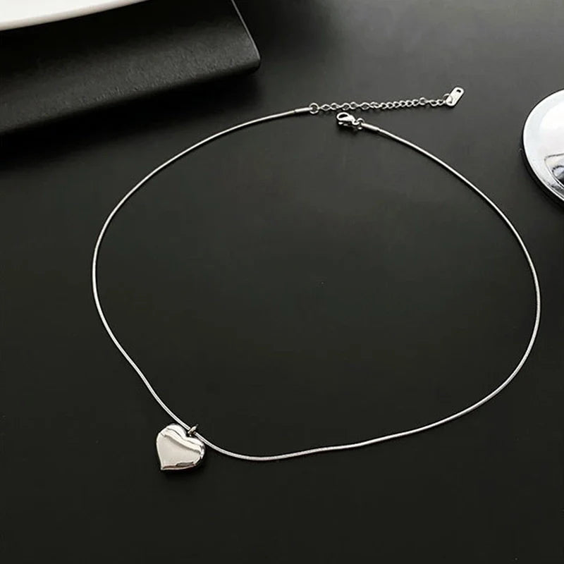 Personalisierte Herzhalskette mit Gravur in Silber oder Gold (18K vergoldet), Herzanhänger 1,5 cm, 45+5 cm Kettenlänge, ideales Geschenk, schnell graviert in Wien.