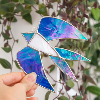 Schwalbe Glaskunst Königsblau | Magpie Castle Tiffany-Technik 13×12 cm – Handgemachte Fensterdeko Naturmotiv Österreich