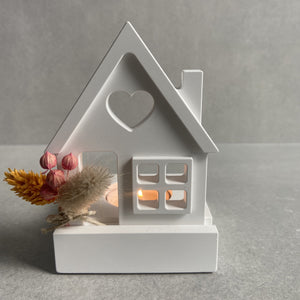 Teelichthalter aus Gießbeton in Häuschen- und Kürbis-Design, dekoriert mit herbstlichen Trockenblumen, wirft einen schönen Schatten und sorgt für eine gemütliche Atmosphäre in Herbst- und Wintermonaten.