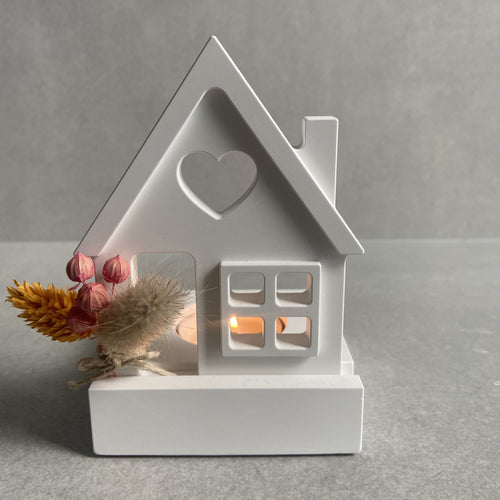 Teelichthalter aus Gießbeton in Häuschen- und Kürbis-Design, dekoriert mit herbstlichen Trockenblumen, wirft einen schönen Schatten und sorgt für eine gemütliche Atmosphäre in Herbst- und Wintermonaten.