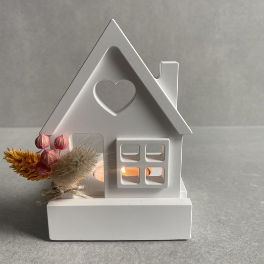 Teelichthalter aus Gießbeton in Häuschen- und Kürbis-Design, dekoriert mit herbstlichen Trockenblumen, wirft einen schönen Schatten und sorgt für eine gemütliche Atmosphäre in Herbst- und Wintermonaten.