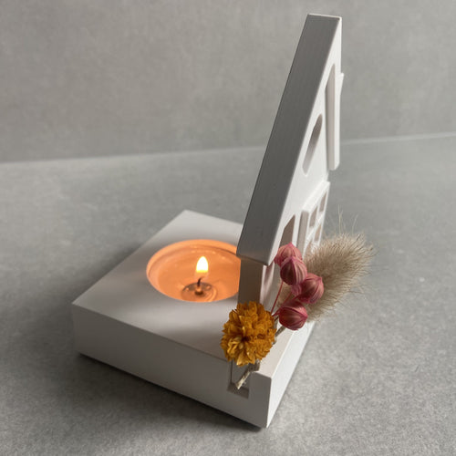 Teelichthalter aus Gießbeton in Häuschen- und Kürbis-Design, dekoriert mit herbstlichen Trockenblumen, wirft einen schönen Schatten und sorgt für eine gemütliche Atmosphäre in Herbst- und Wintermonaten.