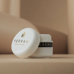 TerraH Gesichtscreme mit 56,40 % Humus-Extrakten, hypoallergen und biologisch zertifiziert. Beruhigt irritierte Haut, spendet intensive Feuchtigkeit, schützt vor Umwelteinflüssen und fördert eine gesunde Hautstruktur. Mit sanftem Duft aus Zitrus- und Rosennoten.