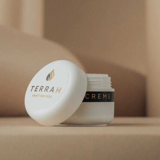 TerraH Gesichtscreme mit 56,40 % Humus-Extrakten, hypoallergen und biologisch zertifiziert. Beruhigt irritierte Haut, spendet intensive Feuchtigkeit, schützt vor Umwelteinflüssen und fördert eine gesunde Hautstruktur. Mit sanftem Duft aus Zitrus- und Rosennoten.