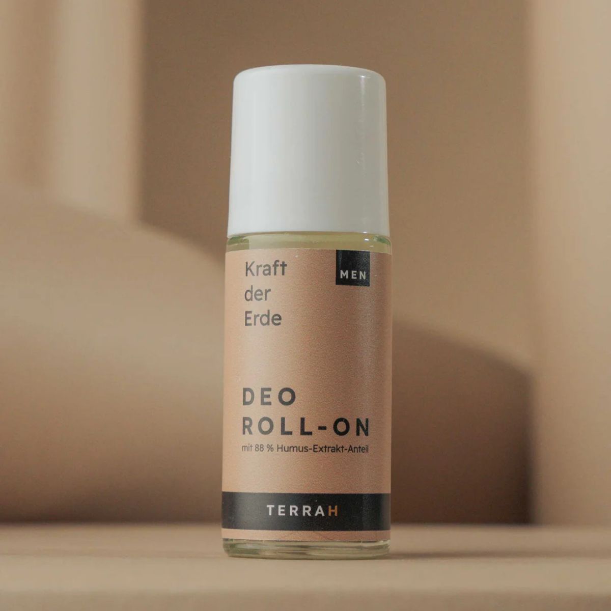 TerraH Deodorant Roll-On für Männer mit 88,75 % Humus-Extrakt. Natürliches, aluminiumfreies Deo, das langanhaltende Frische und Schutz bietet. Duft "Titanium" – maskulin und elegant.