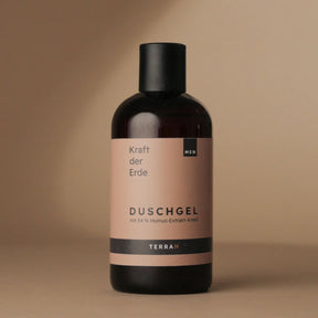 TerraH Duschgel für Männer mit 54,10 % Humus-Extrakt. Sanfte Reinigung, reguliert den Fett- und Feuchtigkeitshaushalt, ideal für empfindliche Haut. Duft "Titanium" – maskuline Eleganz. Nachhaltig in Österreich hergestellt, biologisch zertifiziert.