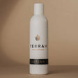 TerraH Lotion mit 71,35 % Humus-Extrakt. Feuchtigkeitsspendend, kühlend und beruhigend für trockene und empfindliche Haut. Nachhaltig hergestellt in Österreich, ideal für die tägliche Pflege und nach Sonneneinwirkung. Biologisch zertifiziert.