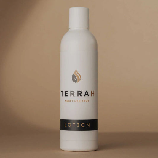 TerraH Lotion mit 71,35 % Humus-Extrakt. Feuchtigkeitsspendend, kühlend und beruhigend für trockene und empfindliche Haut. Nachhaltig hergestellt in Österreich, ideal für die tägliche Pflege und nach Sonneneinwirkung. Biologisch zertifiziert.