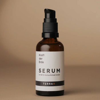 TerraH Serum mit 88,30 % Humus-Extrakt. Beruhigende und regenerierende Pflege für gereizte und empfindliche Haut. Hochkonzentriert, nachhaltig in Österreich hergestellt, biologisch zertifiziert. Ideal für gezielte Anwendung bei Hautirritationen.