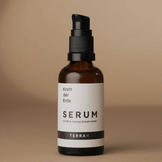 TerraH Serum mit 88,30 % Humus-Extrakt. Beruhigende und regenerierende Pflege für gereizte und empfindliche Haut. Hochkonzentriert, nachhaltig in Österreich hergestellt, biologisch zertifiziert. Ideal für gezielte Anwendung bei Hautirritationen.