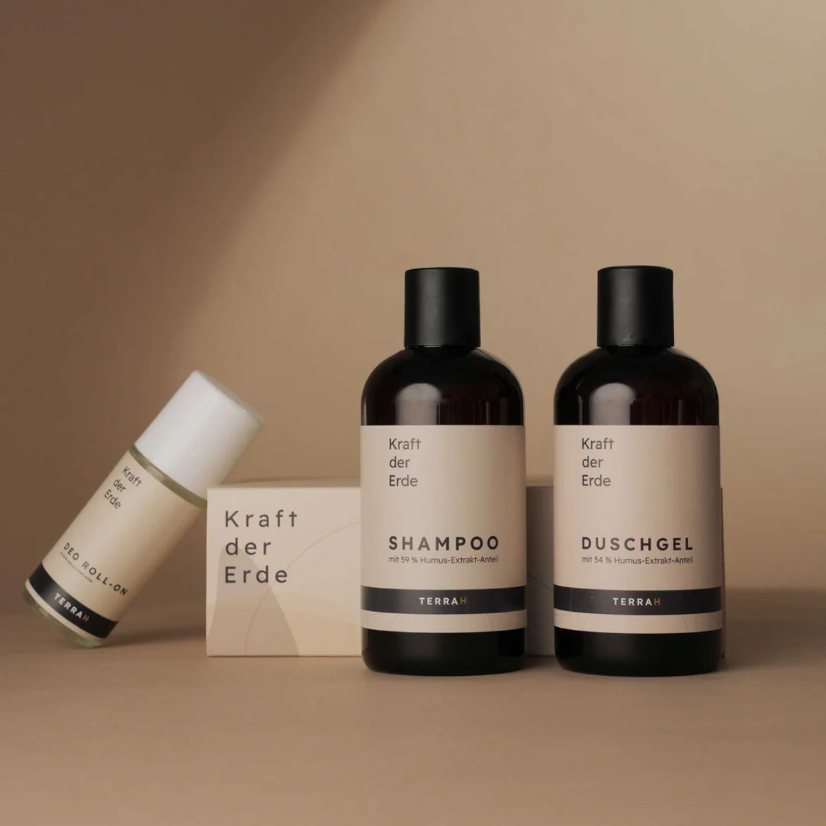 TerraH Frauen-Pflegeset mit Duschgel, Shampoo und Deo Roll-On. Hochwertige Naturkosmetik mit Humus-Extrakten und dem Duft "La vie en Rose" für natürliche Pflege und Frische.