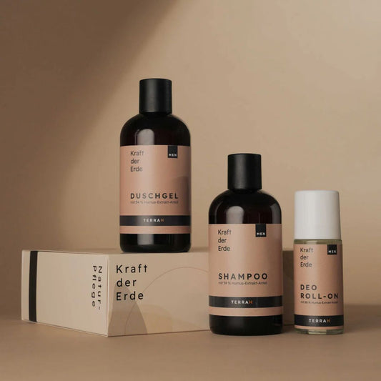 TerraH Männer-Pflegeset mit Duschgel, Shampoo und Deo Roll-On in der Duftnote "Titanium." Natürlich und effektiv mit Humus-Extrakten, verpackt in einer hochwertigen Geschenkbox.