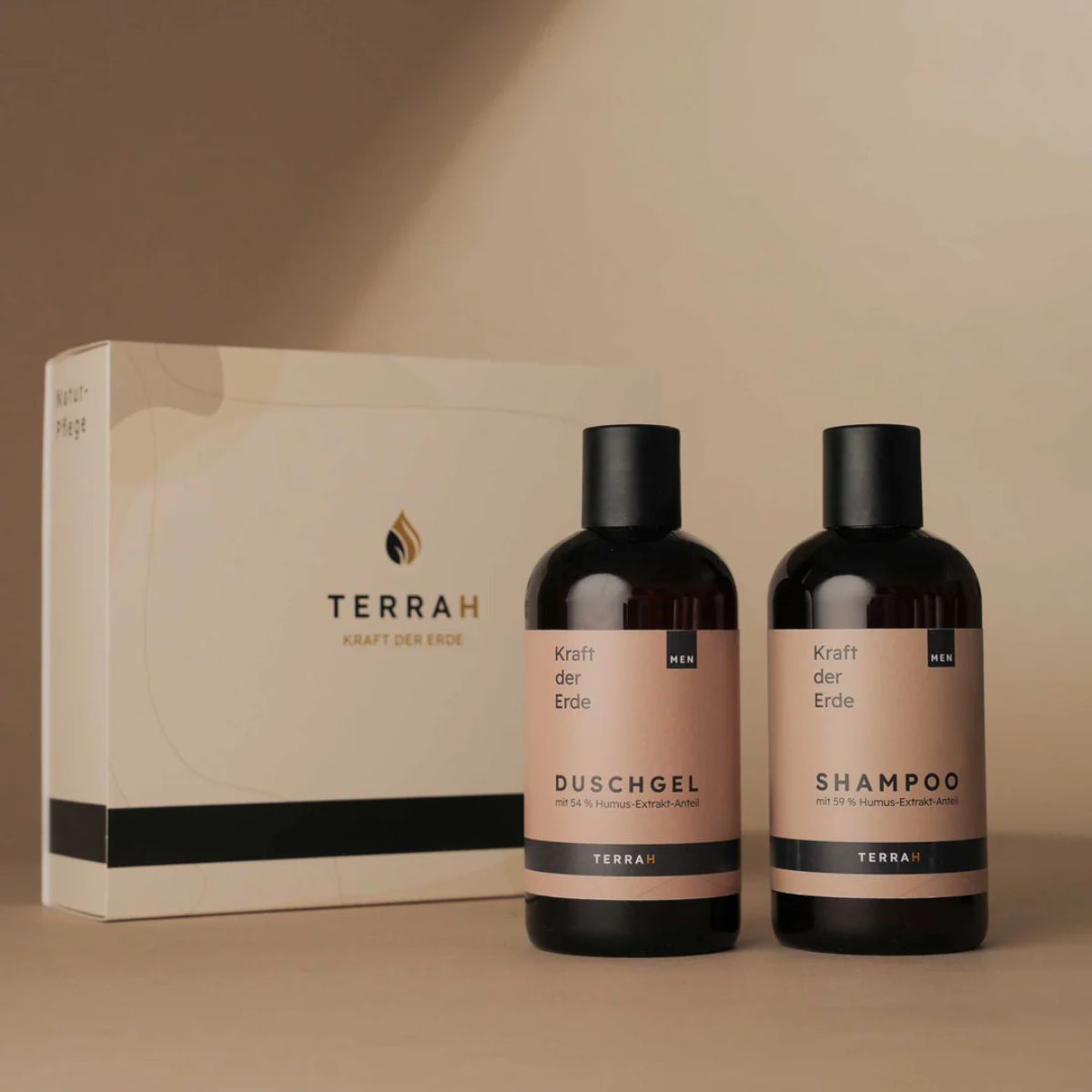 TerraH Männer-Pflegeset S mit Duschgel und Shampoo in der Duftnote "Titanium." Natürlich, effektiv und sanft dank Humus-Extrakten, verpackt in einer eleganten Geschenkbox.