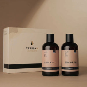 TerraH Männer-Pflegeset S mit Duschgel und Shampoo in der Duftnote "Titanium." Natürlich, effektiv und sanft dank Humus-Extrakten, verpackt in einer eleganten Geschenkbox.