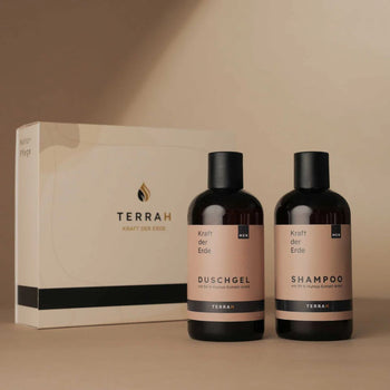 TerraH Männer-Pflegeset S mit Duschgel und Shampoo in der Duftnote "Titanium." Natürlich, effektiv und sanft dank Humus-Extrakten, verpackt in einer eleganten Geschenkbox.