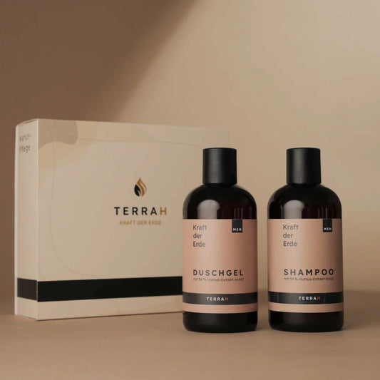 TerraH Männer-Pflegeset S mit Duschgel und Shampoo in der Duftnote "Titanium." Natürlich, effektiv und sanft dank Humus-Extrakten, verpackt in einer eleganten Geschenkbox.