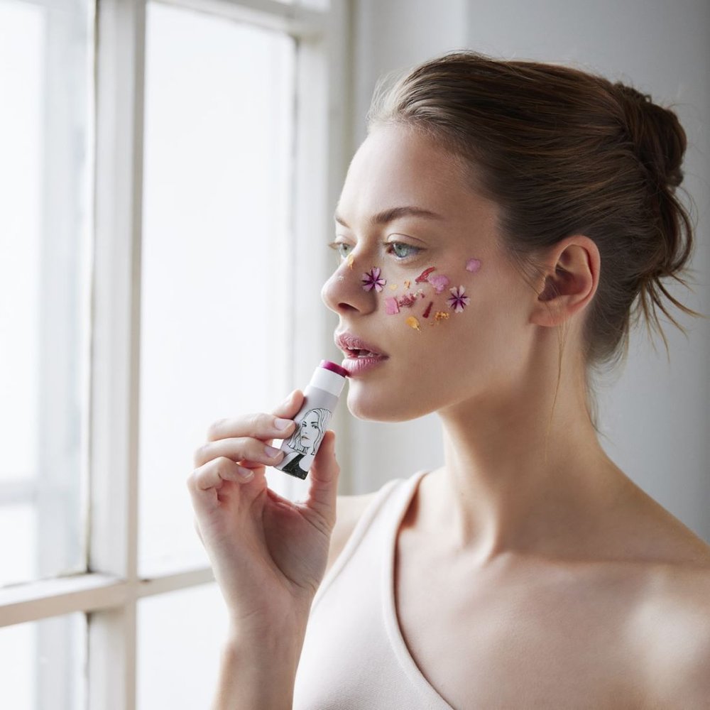 Rosy Rosalie getönter Lipbalm von Queen of Green – plastikfrei, vegan & pflegend mit zartem Rosa in Wien