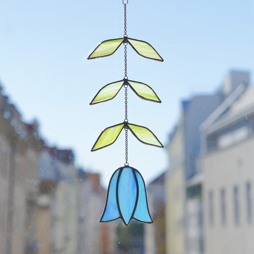 Tulpe, Handgemachte Glasdeko von Magpie Castle, Tiffany-Technik, Naturmotive wie Monstera, Pilze & Blumen, zum Aufhängen oder als Pflanzenstecker, kunstvolle Glaskunst aus Österreich.