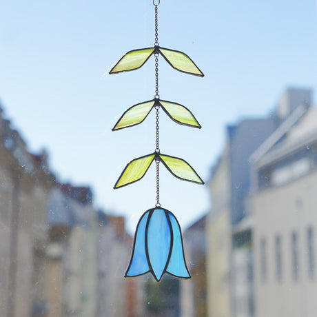 Tulpe, Handgemachte Glasdeko von Magpie Castle, Tiffany-Technik, Naturmotive wie Monstera, Pilze & Blumen, zum Aufhängen oder als Pflanzenstecker, kunstvolle Glaskunst aus Österreich.