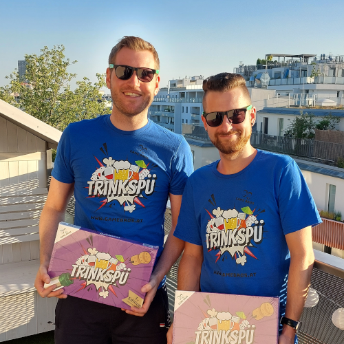 Das Nummer 1 Partyspiel aus Österreich! Das Einzigartige Design des Spü-Felds, 63 Aktionskarten mit lustigen Aufgaben, 4 integrierte Trinkspü und coole Minigames sorgen für das ultimative Spü-Erlebnis. 