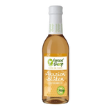 Eine Glasflasche mit hellem Akazienblüten Sirup der Marke Green Sheep, umringt von zarten Akazienblüten und Blättern.