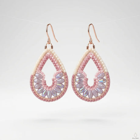 Handgeknüpfte Ohrringe aus rosa und lila Glasperlen mit rosegold gefärbten Haken.