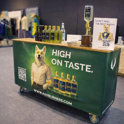 Eine 700ml Glasflasche Ashburner Cannabis Likör mit grünlichem Etikett vor hellem Hintergrund.