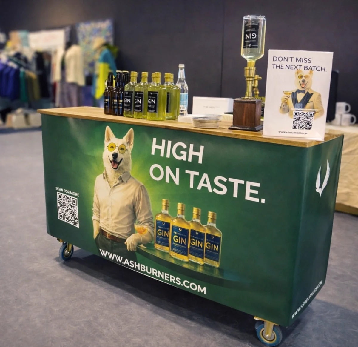 Eine 700ml Glasflasche Ashburner Cannabis Likör mit grünlichem Etikett vor hellem Hintergrund.