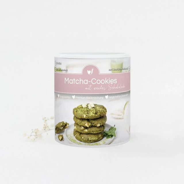 Backmischung für Matcha-Cookies mit weißen Schokoladenstückchen in einer umweltfreundlichen Verpackung.