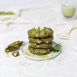 Backmischung für Matcha-Cookies mit weißen Schokoladenstückchen in einer umweltfreundlichen Verpackung.