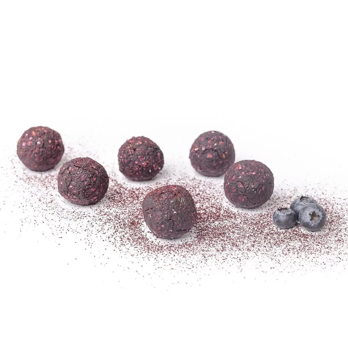 Vegan Beauty-Kugeln mit Blaubeere und Vitamin B-Komplex in einer Schale.