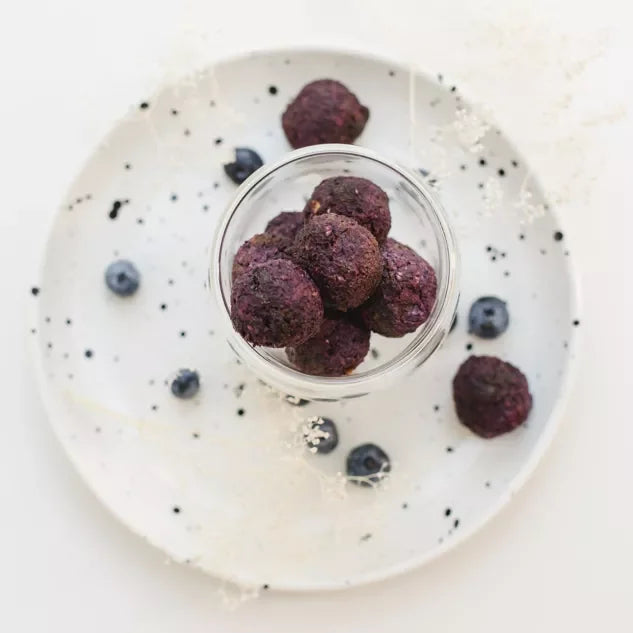Vegan Beauty-Kugeln mit Blaubeere und Vitamin B-Komplex in einer Schale.