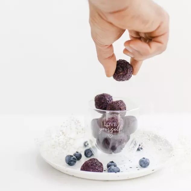 Vegan Beauty-Kugeln mit Blaubeere und Vitamin B-Komplex in einer Schale.