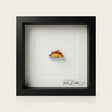 Miniatur-Döner aus Polymer Clay in Alufolie im schwarzen Echtholzrahmen mit Passepartout und Echtglas.