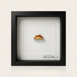 Miniatur-Döner aus Polymer Clay in Alufolie im schwarzen Echtholzrahmen mit Passepartout und Echtglas.