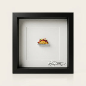 Miniatur-Döner aus Polymer Clay in Alufolie im schwarzen Echtholzrahmen mit Passepartout und Echtglas.