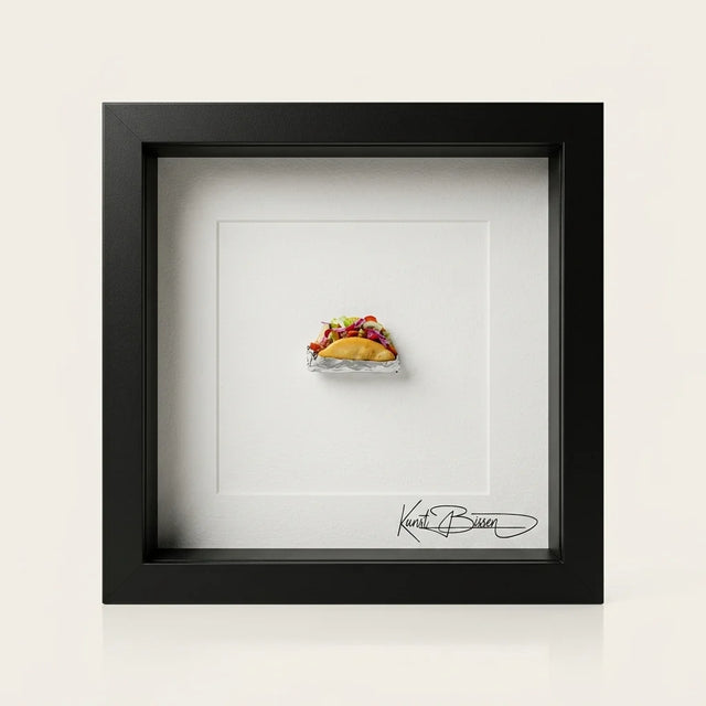 Miniatur-Döner aus Polymer Clay in Alufolie im schwarzen Echtholzrahmen mit Passepartout und Echtglas.