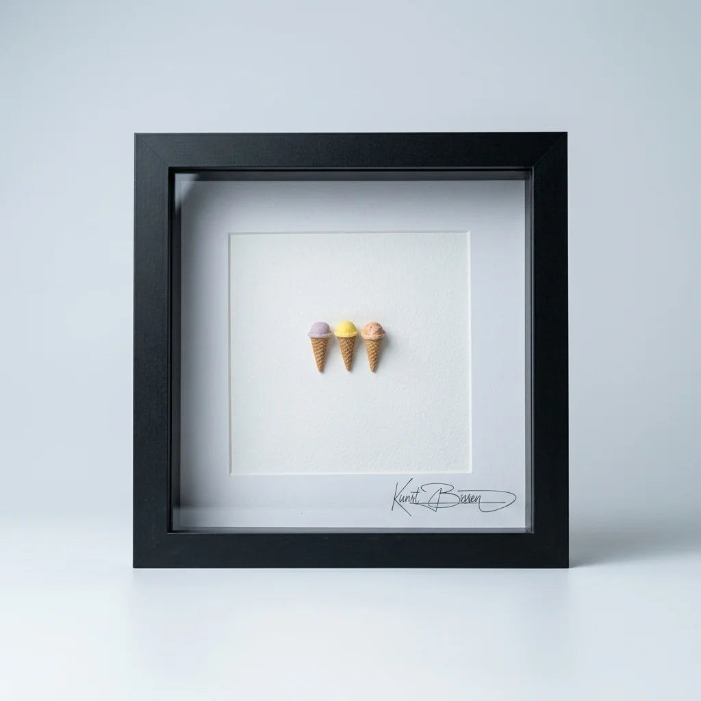 Drei handmodellierte Miniatur-Eiskugeln im schwarzen Echtholzrahmen mit Passepartout und Echtglas, 22×22 cm.