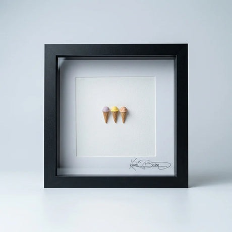 Drei handmodellierte Miniatur-Eiskugeln im schwarzen Echtholzrahmen mit Passepartout und Echtglas, 22×22 cm.