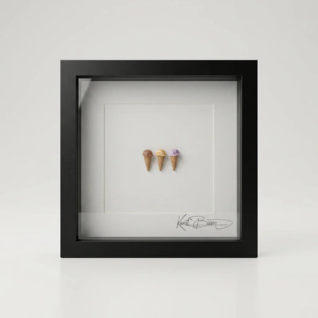 Drei handmodellierte Miniatur-Eiskugeln im schwarzen Echtholzrahmen mit Passepartout und Echtglas, 22×22 cm.