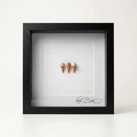 Drei handmodellierte Miniatur-Eiskugeln im schwarzen Echtholzrahmen mit Passepartout und Echtglas, 22×22 cm.